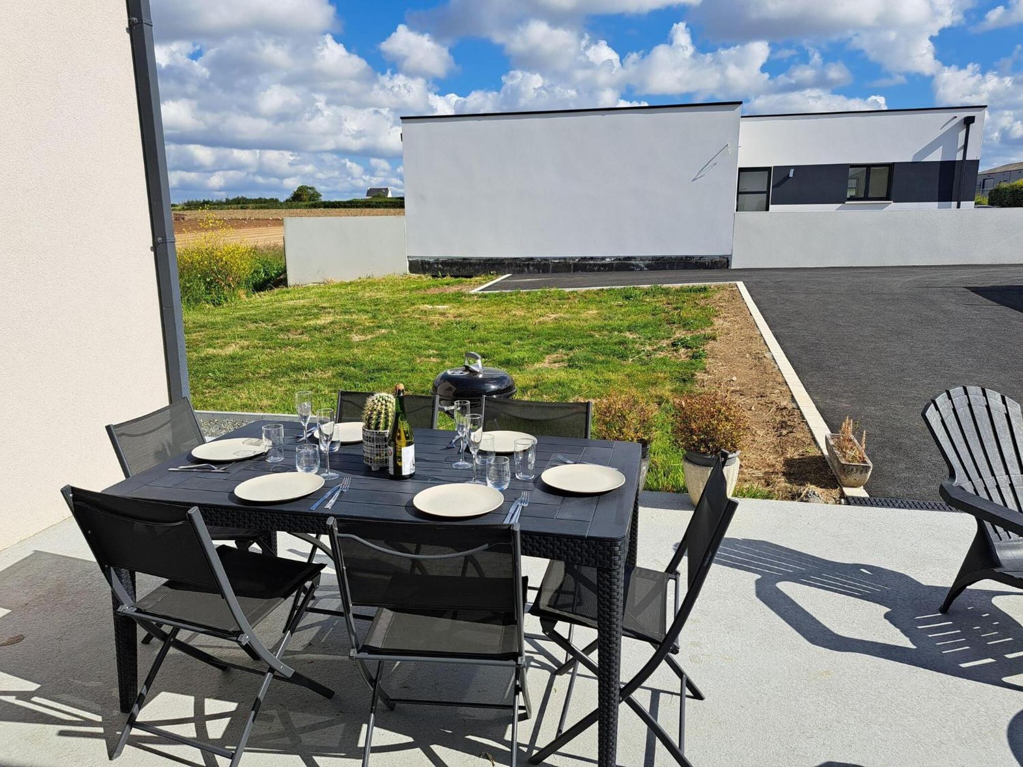 Single Storey Holiday Home In Cléder Exterior foto